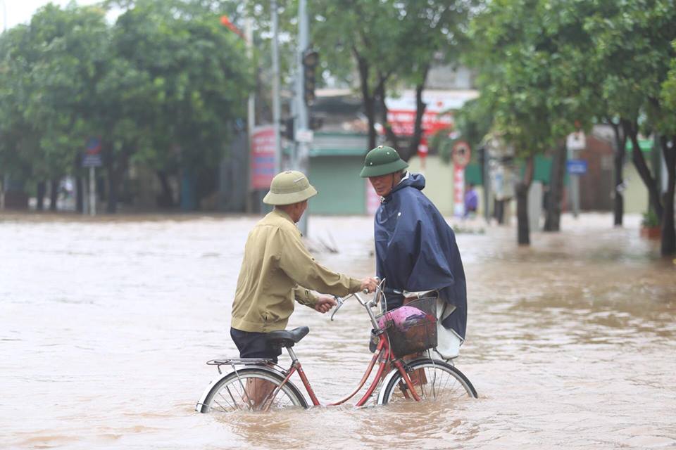 Chùm ảnh: Bão số 10 chưa qua, các tỉnh miền Trung đã tan hoang, ngập lụt - Ảnh 12. Chùm ảnh: Bão số 10 chưa qua, các tỉnh miền Trung đã tan hoang, ngập lụt - Ảnh 12.