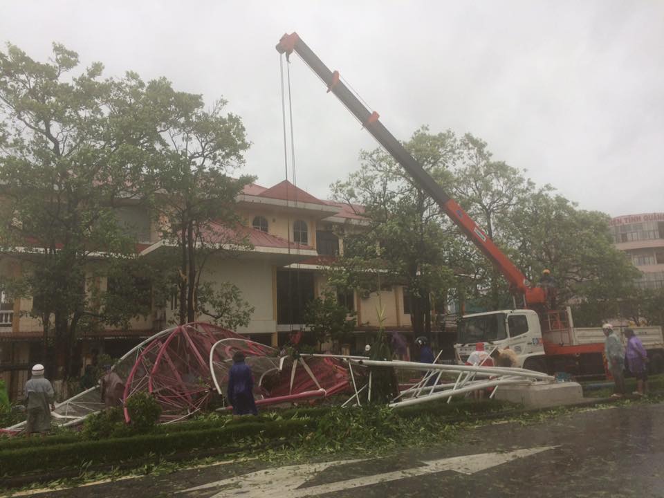 Chùm ảnh: Bão số 10 chưa qua, các tỉnh miền Trung đã tan hoang, ngập lụt - Ảnh 21. Chùm ảnh: Bão số 10 chưa qua, các tỉnh miền Trung đã tan hoang, ngập lụt - Ảnh 21.