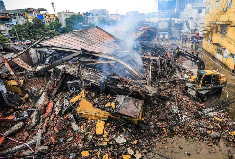 Siêu thị ở đường Giải Phóng bị cháy rụi nghi do chập điện ở quầy ăn nhanh - Ảnh 6. Siêu thị ở đường Giải Phóng bị cháy rụi nghi do chập điện ở quầy ăn nhanh - Ảnh 6.