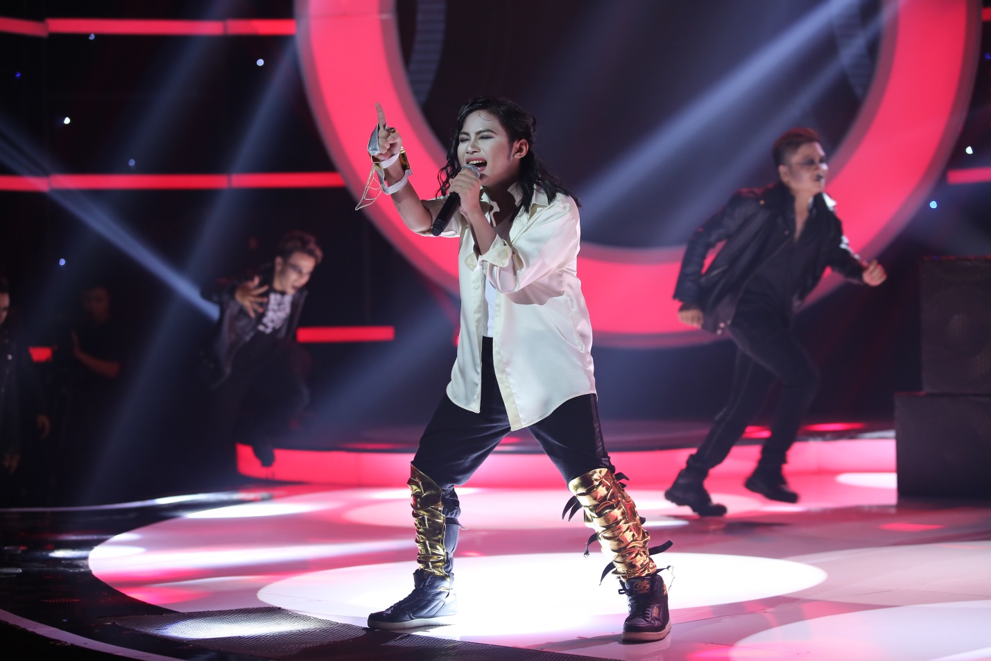 Gương mặt thân quen nhí: Hoài Linh xúc động trước màn tái hiện Michael Jackson của cậu bé không còn gì để mất - Ảnh 2. Gương mặt thân quen nhí: Hoài Linh xúc động trước màn tái hiện Michael Jackson của cậu bé không còn gì để mất - Ảnh 2.