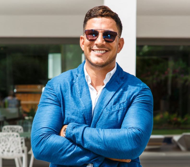 Hành trình đổi đời của chàng triệu phú 37 tuổi: Từ tay bợm rượu tới cuộc sống xa hoa ngất trời ở Dubai - Ảnh 1. Hành trình đổi đời của chàng triệu phú 37 tuổi: Từ tay bợm rượu tới cuộc sống xa hoa ngất trời ở Dubai - Ảnh 1.