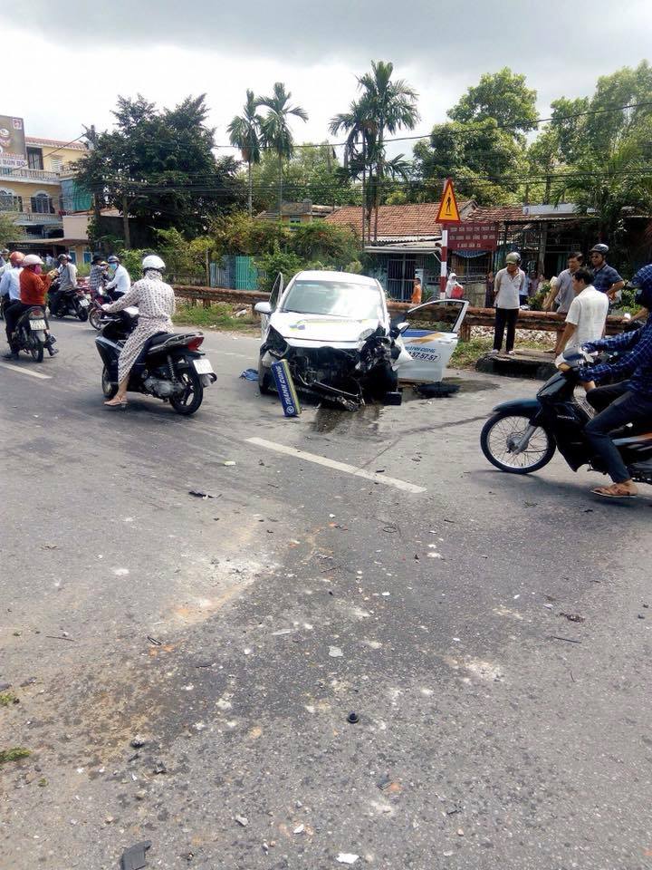 Huế: Taxi tông gãy cột điện, 3 người trọng thương nhập viện cấp cứu - Ảnh 1. Huế: Taxi tông gãy cột điện, 3 người trọng thương nhập viện cấp cứu - Ảnh 1.