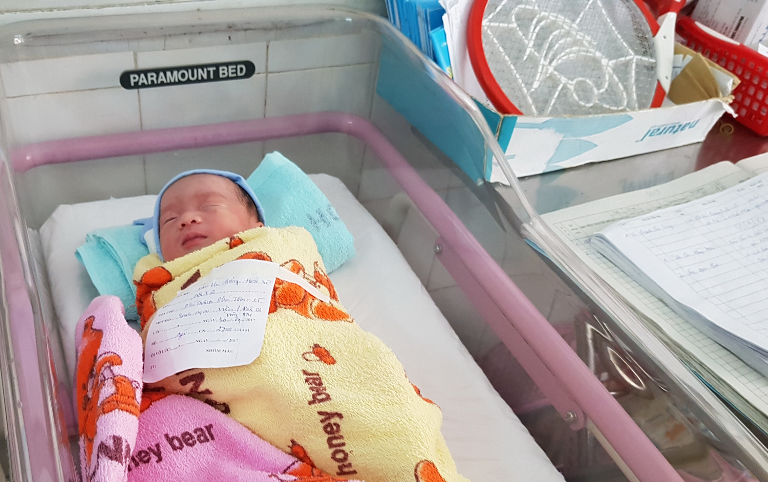 Sản phụ sinh con khi chồng dừng xe máy tại chốt đèn đỏ - Ảnh 1. Sản phụ sinh con khi chồng dừng xe máy tại chốt đèn đỏ - Ảnh 1.