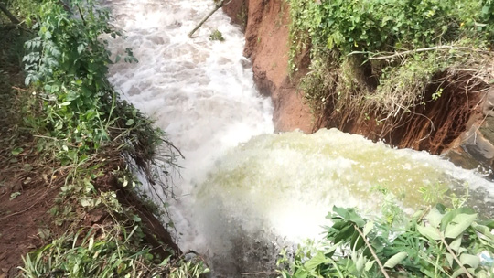 Vỡ kênh dẫn tràn hồ Gia Hoét, di dời hàng chục hộ dân - Ảnh 1. Vỡ kênh dẫn tràn hồ Gia Hoét, di dời hàng chục hộ dân - Ảnh 1.