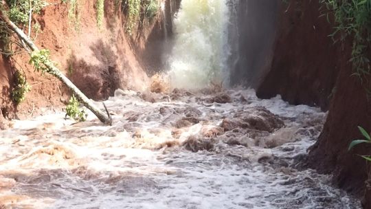 Vỡ kênh dẫn tràn hồ Gia Hoét, di dời hàng chục hộ dân - Ảnh 2. Vỡ kênh dẫn tràn hồ Gia Hoét, di dời hàng chục hộ dân - Ảnh 2.