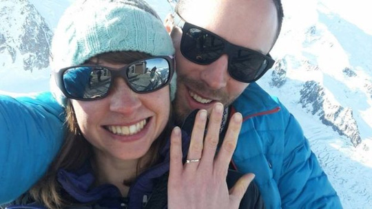 Chồng xả thân cứu vợ khỏi tảng đá rơi - Ảnh 2. Chồng xả thân cứu vợ khỏi tảng đá rơi - Ảnh 2.