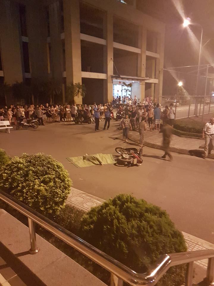 Cô gái trẻ rơi từ tầng 25 chung cư ở Hà Nội xuống đất, người đi xe máy ngất xỉu vì sốc - Ảnh 1. Cô gái trẻ rơi từ tầng 25 chung cư ở Hà Nội xuống đất, người đi xe máy ngất xỉu vì sốc - Ảnh 1.