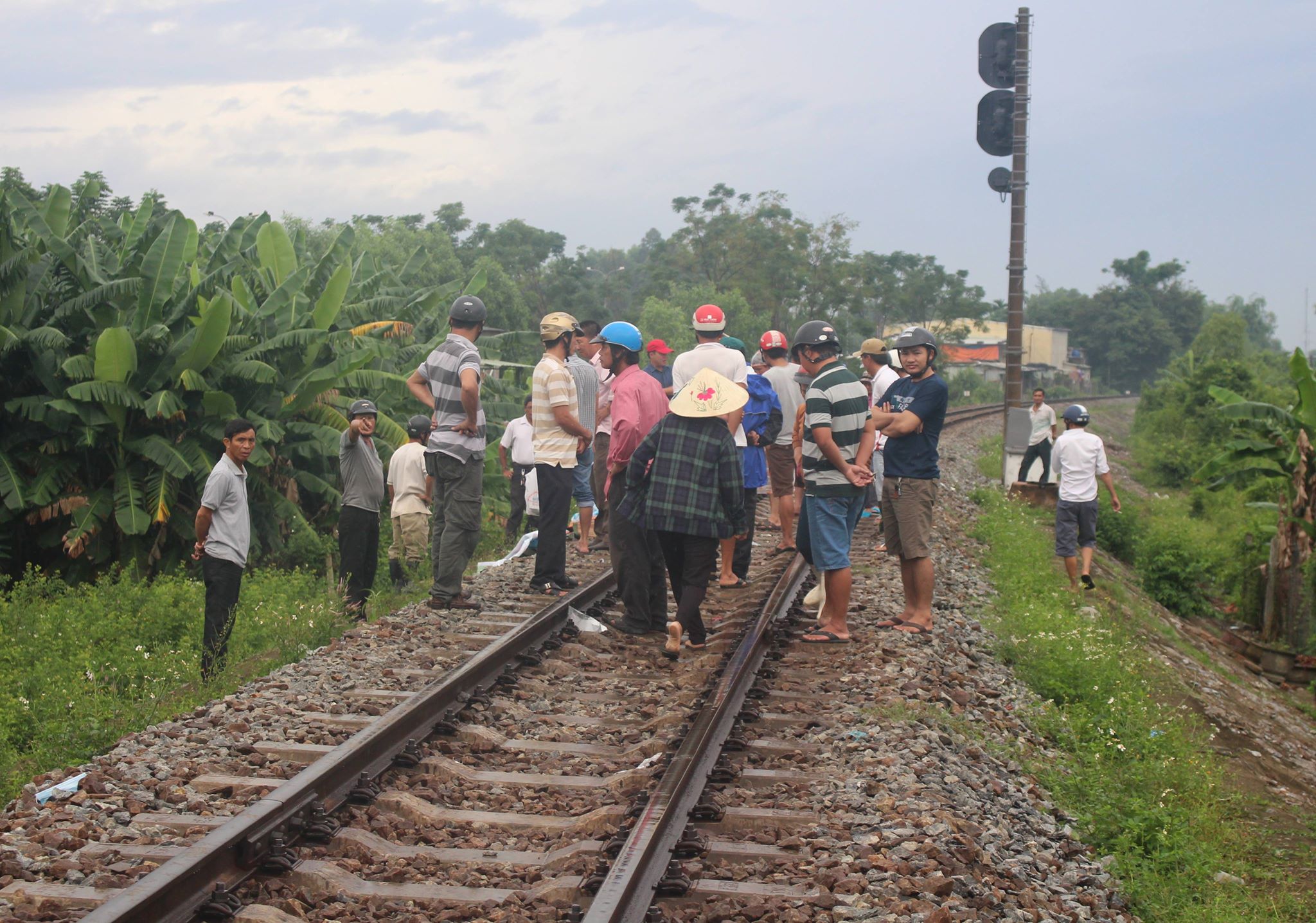 Quảng Nam: Phát hiện xác người đàn ông chết cạnh đường ray trong đêm - Ảnh 2. Quảng Nam: Phát hiện xác người đàn ông chết cạnh đường ray trong đêm - Ảnh 2.