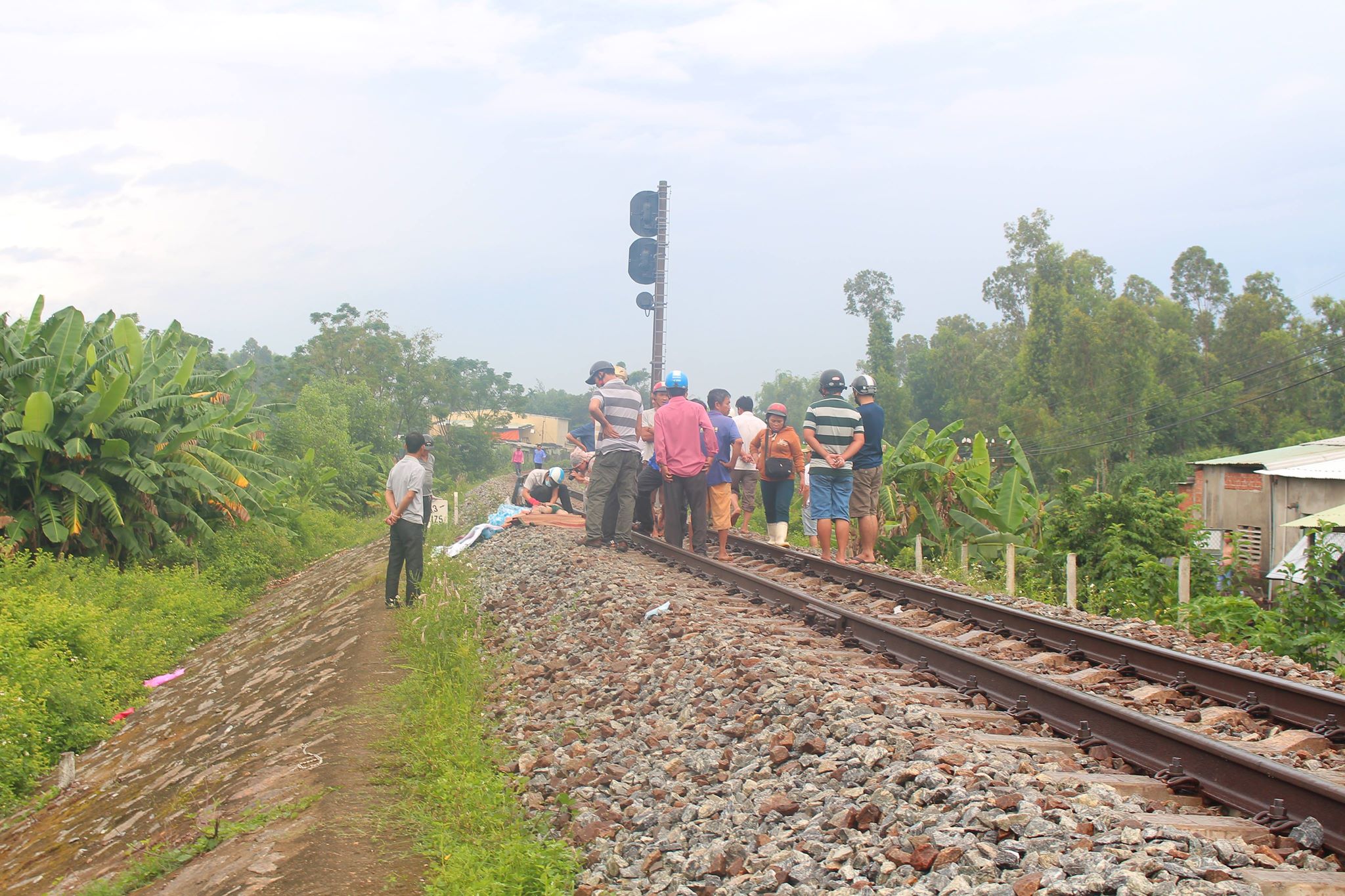 Quảng Nam: Phát hiện xác người đàn ông chết cạnh đường ray trong đêm - Ảnh 1. Quảng Nam: Phát hiện xác người đàn ông chết cạnh đường ray trong đêm - Ảnh 1.