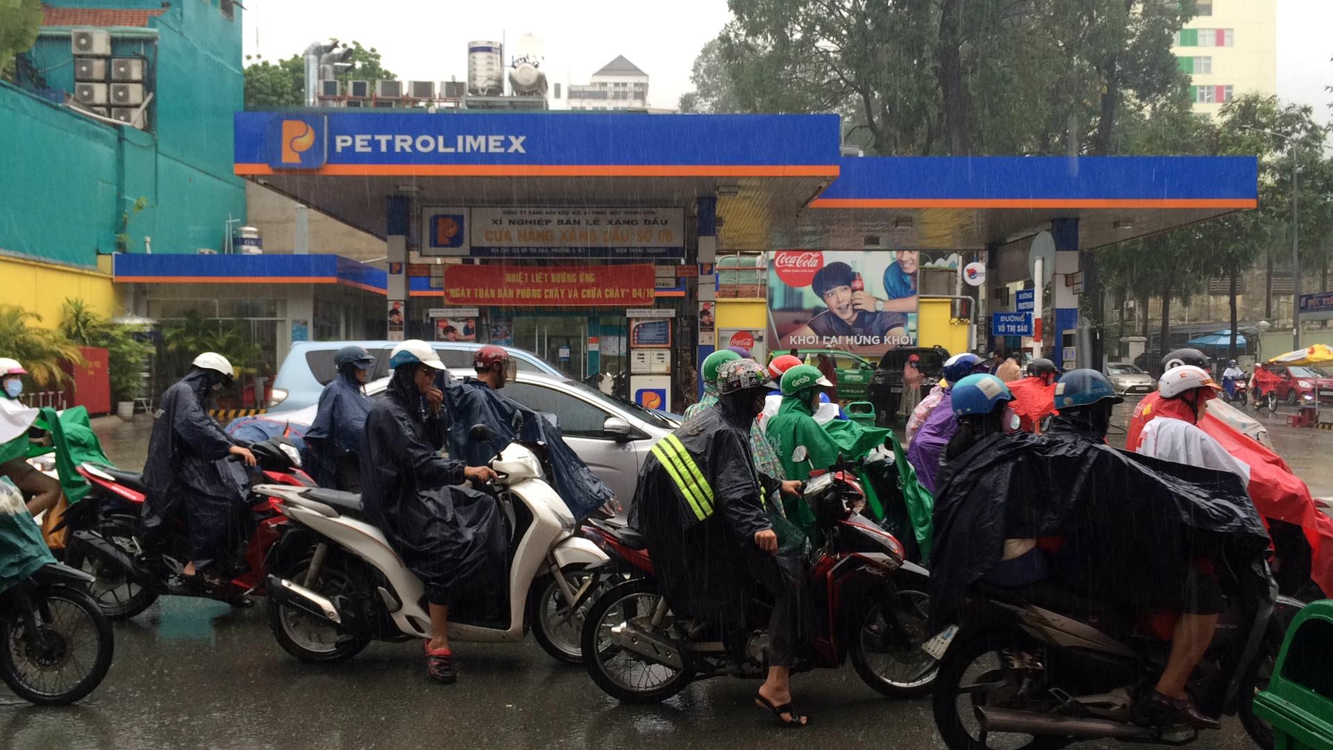 Sài Gòn mưa như trút nước vào sáng sớm đầu tuần, người dân chật vật đến nơi làm việc - Ảnh 2. Sài Gòn mưa như trút nước vào sáng sớm đầu tuần, người dân chật vật đến nơi làm việc - Ảnh 2.