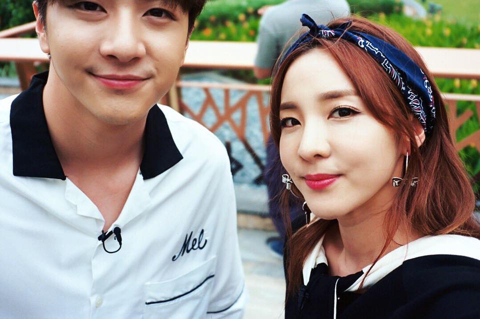 Chị em đũa lệch nhà Dara tự sướng nhưng không thành và lý do đằng sau bỗng gây bão cộng đồng mạng - Ảnh 1. Chị em đũa lệch nhà Dara tự sướng nhưng không thành và lý do đằng sau bỗng gây bão cộng đồng mạng - Ảnh 1.