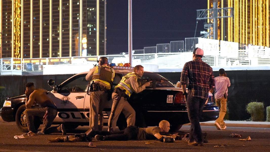 Phút kinh hoàng khi 22 nghìn người tháo chạy dưới làn mưa đạn xả vào đầu trong cuộc tấn công tại Las Vegas - Ảnh 8. Phút kinh hoàng khi 22 nghìn người tháo chạy dưới làn mưa đạn xả vào đầu trong cuộc tấn công tại Las Vegas - Ảnh 8.