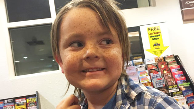 Cậu bé 5 tuổi đoàn tụ với mẹ nhờ mạng xã hội sau vụ thảm sát kinh hoàng tại Mỹ - Ảnh 1. Cậu bé 5 tuổi đoàn tụ với mẹ nhờ mạng xã hội sau vụ thảm sát kinh hoàng tại Mỹ - Ảnh 1.