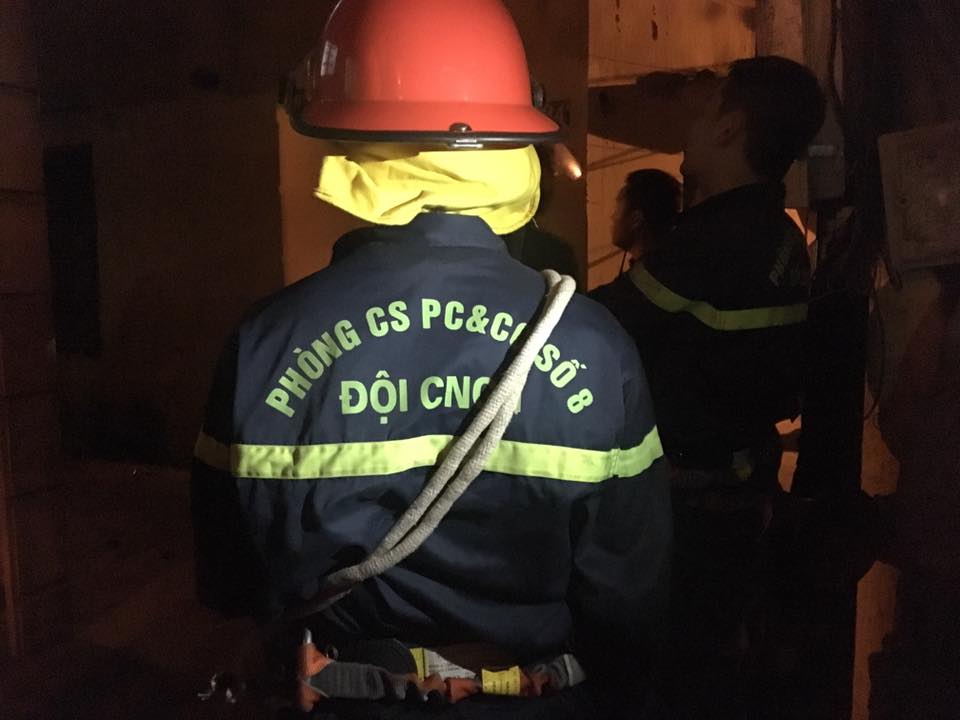 Hà Nội: 30 chiến sĩ Công an bao vây, thuyết phục một người đàn ông có biểu hiện tâm lý bất thường cố thủ trên mái nhà - Ảnh 3. Hà Nội: 30 chiến sĩ Công an bao vây, thuyết phục một người đàn ông có biểu hiện tâm lý bất thường cố thủ trên mái nhà - Ảnh 3.