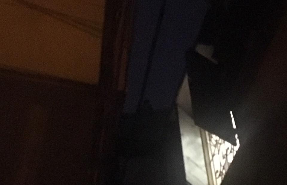 Hà Nội: 30 chiến sĩ Công an bao vây, thuyết phục một người đàn ông có biểu hiện tâm lý bất thường cố thủ trên mái nhà - Ảnh 1. Hà Nội: 30 chiến sĩ Công an bao vây, thuyết phục một người đàn ông có biểu hiện tâm lý bất thường cố thủ trên mái nhà - Ảnh 1.