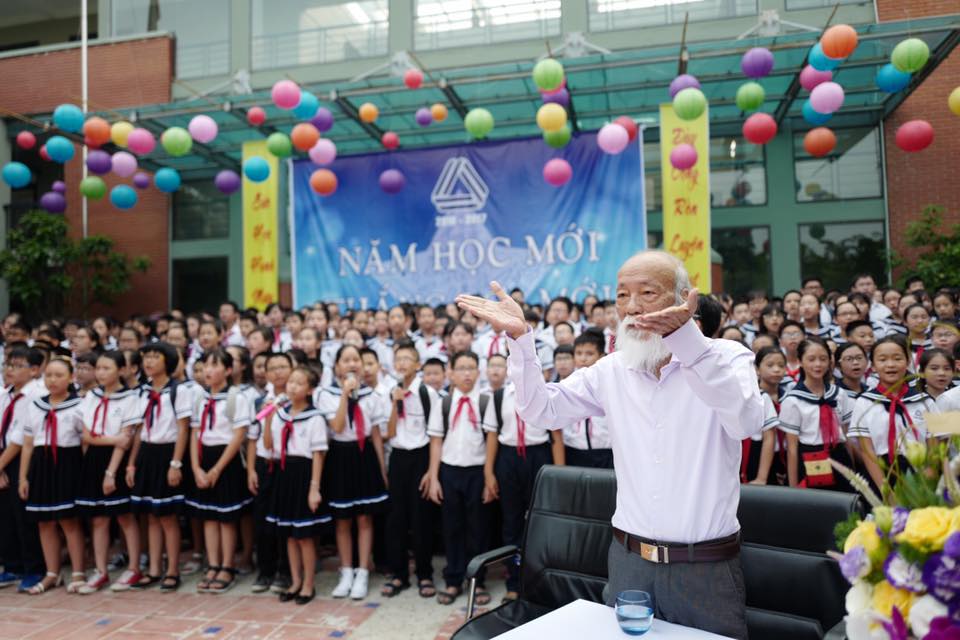 Khoảnh khắc bình dị của thầy Văn Như Cương qua những bức ảnh của cô giáo Văn Thùy Dương - Ảnh 3. Khoảnh khắc bình dị của thầy Văn Như Cương qua những bức ảnh của cô giáo Văn Thùy Dương - Ảnh 3.