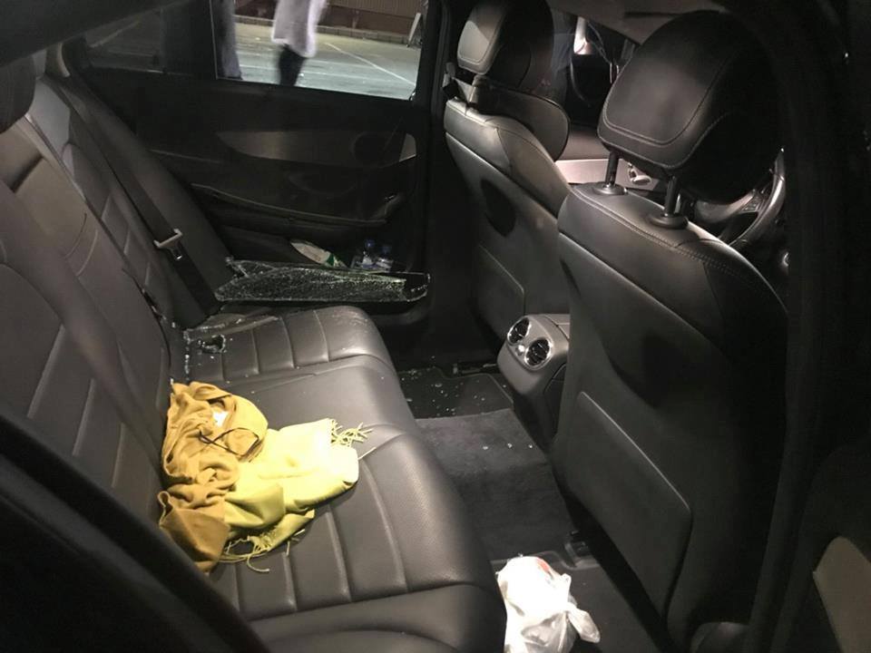 TP.HCM: Đập kính Mercedes C200 đậu trong siêu thị để trộm tài sản - Ảnh 1. TP.HCM: Đập kính Mercedes C200 đậu trong siêu thị để trộm tài sản - Ảnh 1.