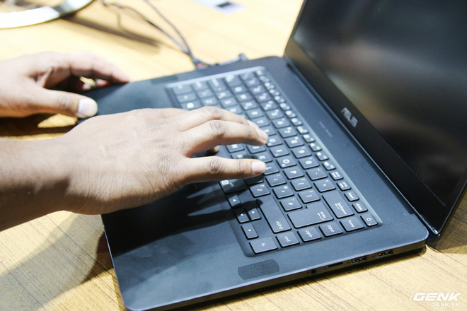 Trên tay loạt laptop mới ra mắt của Asus tại Computex 2017: ZenBook Flip S, ZenBook Pro, ZenBook 3 Deluxe, VivoBook Pro, VivoBook S - Ảnh 9. Trên tay loạt laptop mới ra mắt của Asus tại Computex 2017: ZenBook Flip S, ZenBook Pro, ZenBook 3 Deluxe, VivoBook Pro, VivoBook S - Ảnh 9.