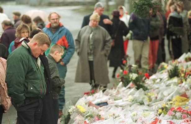 Vụ xả súng gây chấn động lịch sử Anh: Kẻ sát nhân dã man đoạt mạng 16 trẻ em chỉ trong 3 phút - Ảnh 11. Vụ xả súng gây chấn động lịch sử Anh: Kẻ sát nhân dã man đoạt mạng 16 trẻ em chỉ trong 3 phút - Ảnh 11.