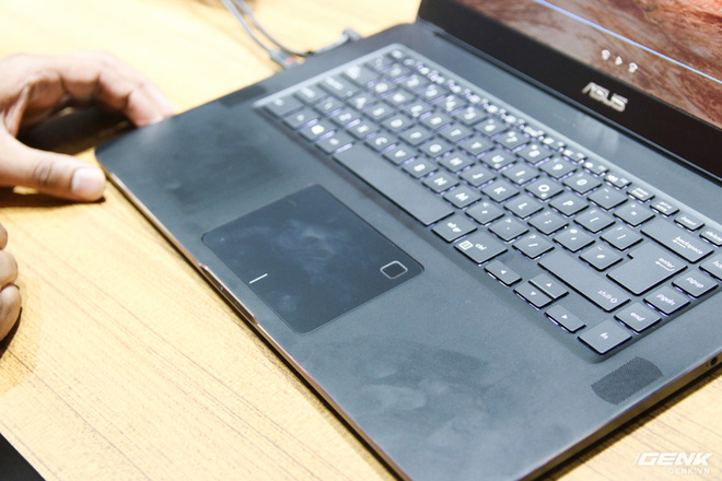 Trên tay loạt laptop mới ra mắt của Asus tại Computex 2017: ZenBook Flip S, ZenBook Pro, ZenBook 3 Deluxe, VivoBook Pro, VivoBook S - Ảnh 11. Trên tay loạt laptop mới ra mắt của Asus tại Computex 2017: ZenBook Flip S, ZenBook Pro, ZenBook 3 Deluxe, VivoBook Pro, VivoBook S - Ảnh 11.