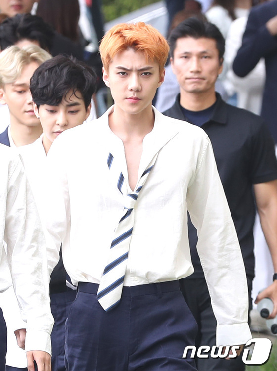 EXO trở lại: Có đẹp tựa hoàng tử giống fan xuýt xoa hay vừa sến vừa xuống sắc? - Ảnh 14. EXO trở lại: Có đẹp tựa hoàng tử giống fan xuýt xoa hay vừa sến vừa xuống sắc? - Ảnh 14.