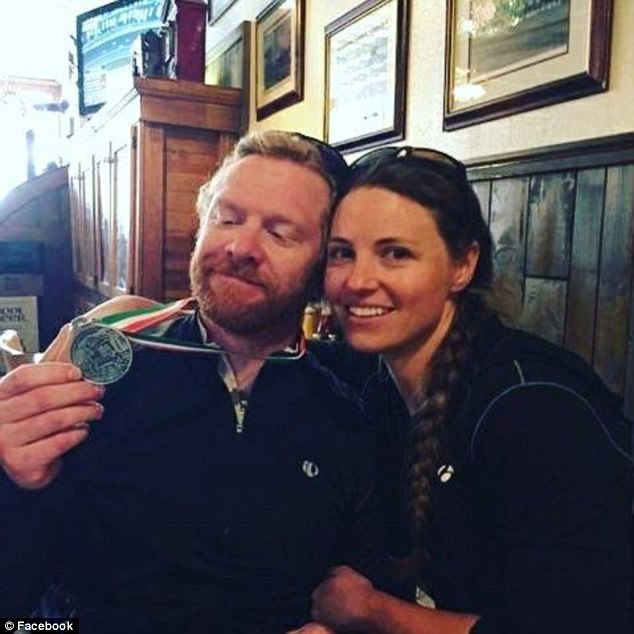 Đưa bạn gái ra thác nước cầu hôn cho lãng mạn, chàng trai đánh rơi cả nhẫn xuống nước - Ảnh 3. Đưa bạn gái ra thác nước cầu hôn cho lãng mạn, chàng trai đánh rơi cả nhẫn xuống nước - Ảnh 3.