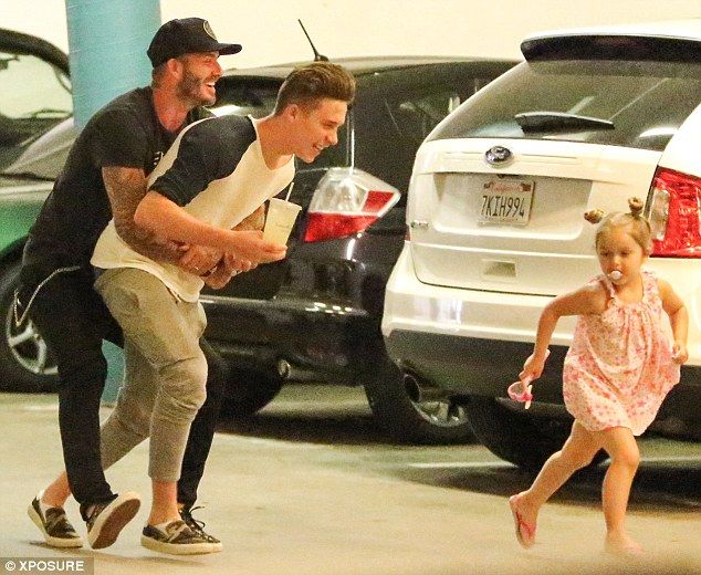 Suri Cruise và Harper Beckham: Hai cô bé nổi tiếng nhất thế giới có tuổi thơ trái ngược - Ảnh 15.