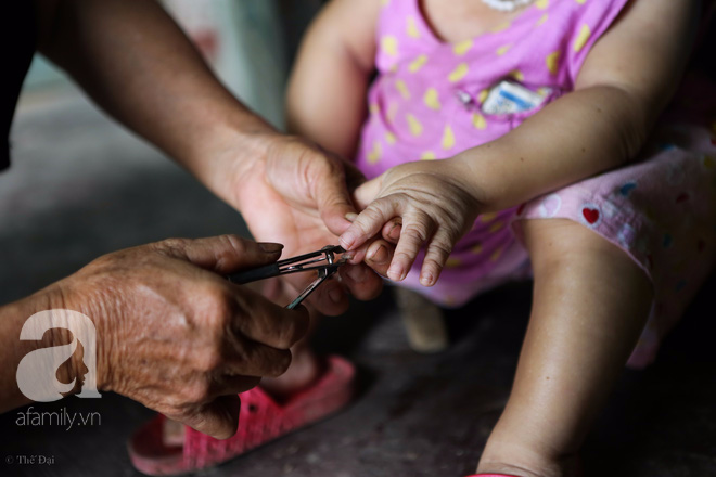 Cô gái gần 30 vẫn mang hình hài của đứa trẻ 2 tuổi: Lủi thủi trong nhà cả đời, không có bạn cùng chơi - Ảnh 15. Cô gái gần 30 vẫn mang hình hài của đứa trẻ 2 tuổi: Lủi thủi trong nhà cả đời, không có bạn cùng chơi - Ảnh 15.