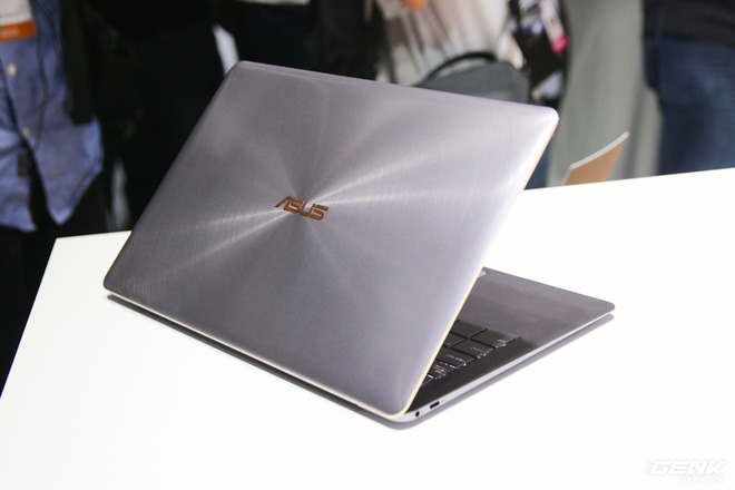 Trên tay loạt laptop mới ra mắt của Asus tại Computex 2017: ZenBook Flip S, ZenBook Pro, ZenBook 3 Deluxe, VivoBook Pro, VivoBook S - Ảnh 16. Trên tay loạt laptop mới ra mắt của Asus tại Computex 2017: ZenBook Flip S, ZenBook Pro, ZenBook 3 Deluxe, VivoBook Pro, VivoBook S - Ảnh 16.