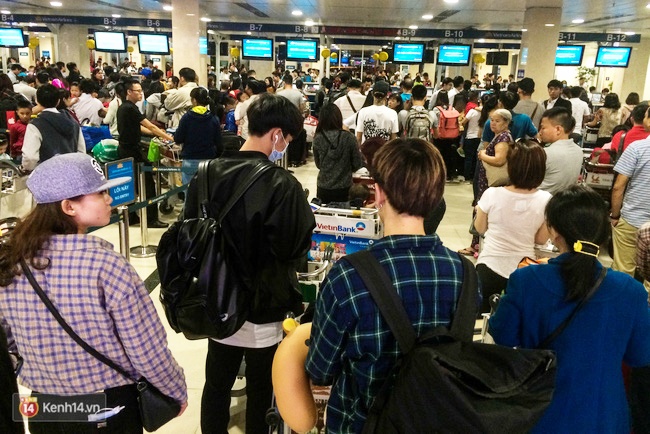 Chùm ảnh: Cận Tết, biển người vật vã hàng tiếng đồng hồ chờ check in ở sân bay Tân Sơn Nhất - Ảnh 3.