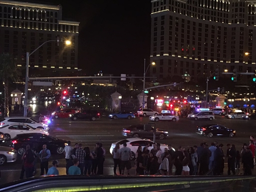 Súng nổ, khách hoảng loạn bỏ chạy khỏi khách sạn ở Las Vegas - Ảnh 3. Súng nổ, khách hoảng loạn bỏ chạy khỏi khách sạn ở Las Vegas - Ảnh 3.