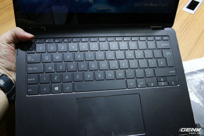 Trên tay loạt laptop mới ra mắt của Asus tại Computex 2017: ZenBook Flip S, ZenBook Pro, ZenBook 3 Deluxe, VivoBook Pro, VivoBook S - Ảnh 2. Trên tay loạt laptop mới ra mắt của Asus tại Computex 2017: ZenBook Flip S, ZenBook Pro, ZenBook 3 Deluxe, VivoBook Pro, VivoBook S - Ảnh 2.