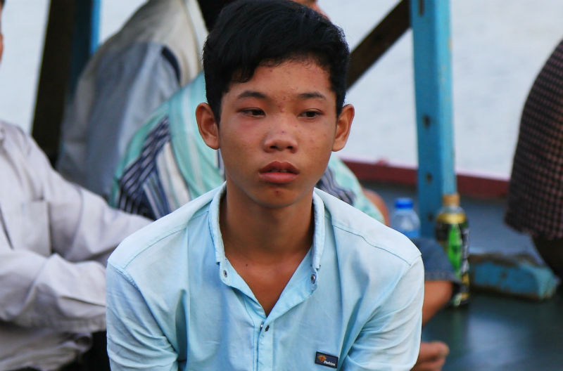 Chìm tàu 2 mẹ con mất tích: Vợ con tôi nằm dưới sông lạnh lắm - Ảnh 3. Chìm tàu 2 mẹ con mất tích: Vợ con tôi nằm dưới sông lạnh lắm - Ảnh 3.