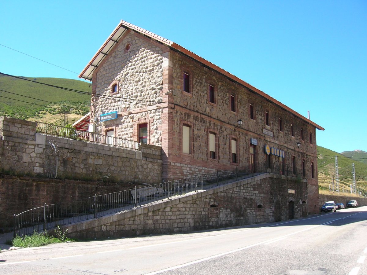 Gặp người đàn ông giàu nhất giới thời trang: kiếm 19 tỷ USD một năm - Ảnh 3. Gặp người đàn ông giàu nhất giới thời trang: kiếm 19 tỷ USD một năm - Ảnh 3.