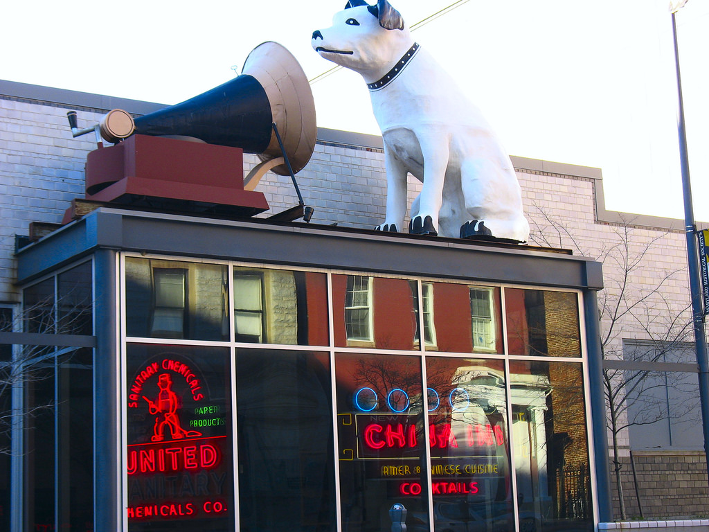 Bức tượng chú chó Nipper lớn nhất thế giới ở New York có gì đặc biệt? - Ảnh 3. Bức tượng chú chó Nipper lớn nhất thế giới ở New York có gì đặc biệt? - Ảnh 3.