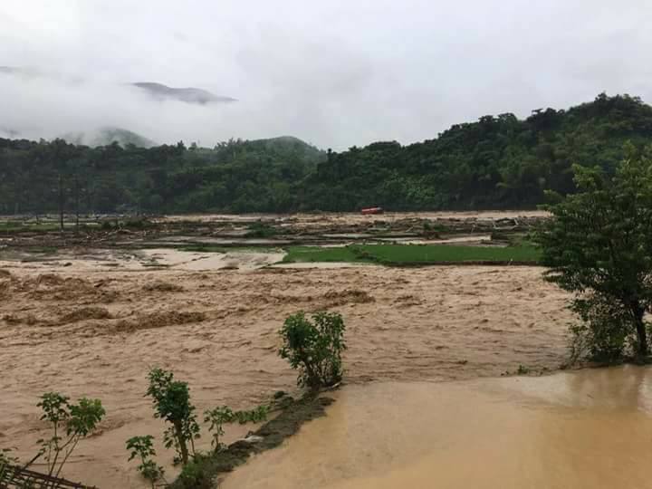 Sơn La: Đu dây tiếp gạo, trai tráng ngã dúi dụi dưới suối dữ - Ảnh 4. Sơn La: Đu dây tiếp gạo, trai tráng ngã dúi dụi dưới suối dữ - Ảnh 4.