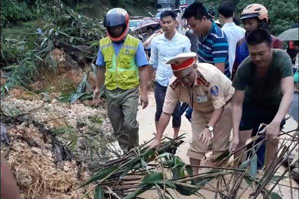 Sạt lở, quốc lộ 279 tê liệt, chia cắt TP Điện Biên Phủ - Ảnh 3. Sạt lở, quốc lộ 279 tê liệt, chia cắt TP Điện Biên Phủ - Ảnh 3.