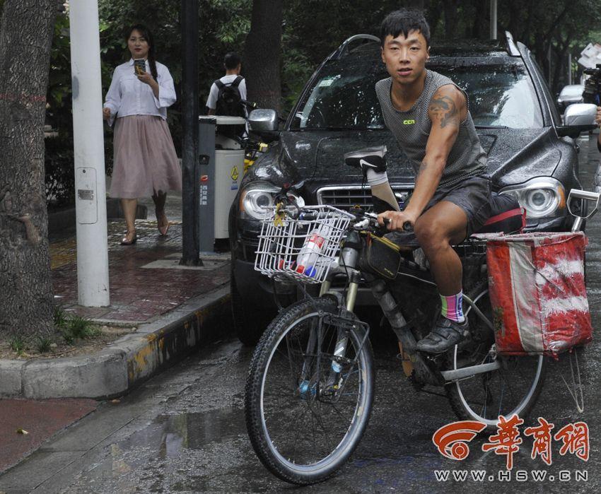 Dù cụt một bên chân và tay, chàng trai 9x vẫn cố đạp xe, nuôi hi vọng chinh phục ngọn núi Hoa Sơn nổi tiếng - Ảnh 3. Dù cụt một bên chân và tay, chàng trai 9x vẫn cố đạp xe, nuôi hi vọng chinh phục ngọn núi Hoa Sơn nổi tiếng - Ảnh 3.