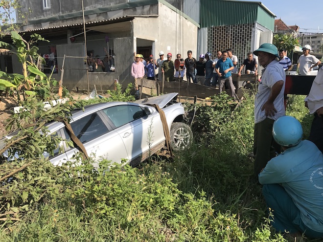 Cẩu xe Audi tiền tỷ từ ruộng rau muống lên sau tai nạn - Ảnh 4. Cẩu xe Audi tiền tỷ từ ruộng rau muống lên sau tai nạn - Ảnh 4.