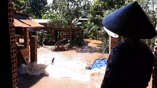 Vỡ kênh dẫn tràn hồ Gia Hoét, di dời hàng chục hộ dân - Ảnh 3. Vỡ kênh dẫn tràn hồ Gia Hoét, di dời hàng chục hộ dân - Ảnh 3.