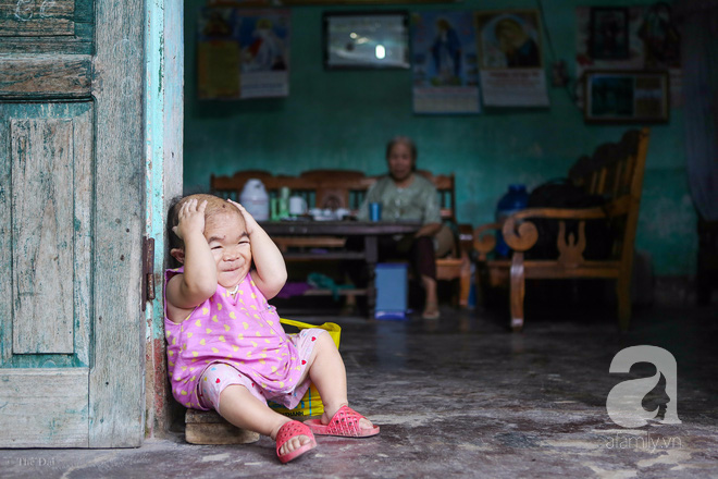 Cô gái gần 30 vẫn mang hình hài của đứa trẻ 2 tuổi: Lủi thủi trong nhà cả đời, không có bạn cùng chơi - Ảnh 3. Cô gái gần 30 vẫn mang hình hài của đứa trẻ 2 tuổi: Lủi thủi trong nhà cả đời, không có bạn cùng chơi - Ảnh 3.