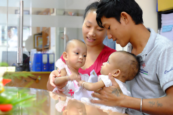 Ngắm vẻ đáng yêu của hai bé gái sinh đôi dính nhau vùng cùng cụt ngày xuất viện - Ảnh 3. Ngắm vẻ đáng yêu của hai bé gái sinh đôi dính nhau vùng cùng cụt ngày xuất viện - Ảnh 3.