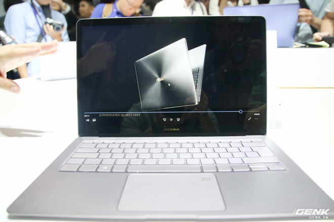 Trên tay loạt laptop mới ra mắt của Asus tại Computex 2017: ZenBook Flip S, ZenBook Pro, ZenBook 3 Deluxe, VivoBook Pro, VivoBook S - Ảnh 19. Trên tay loạt laptop mới ra mắt của Asus tại Computex 2017: ZenBook Flip S, ZenBook Pro, ZenBook 3 Deluxe, VivoBook Pro, VivoBook S - Ảnh 19.