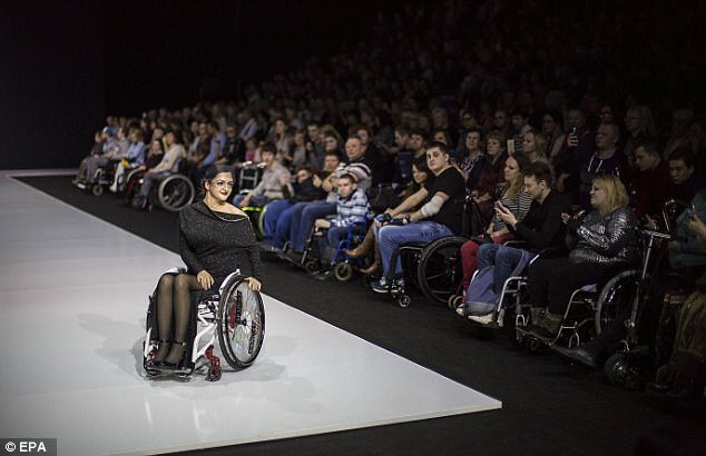 Chùm ảnh lung linh về người mẫu khuyết tật trên sàn catwalk - Ảnh 4.