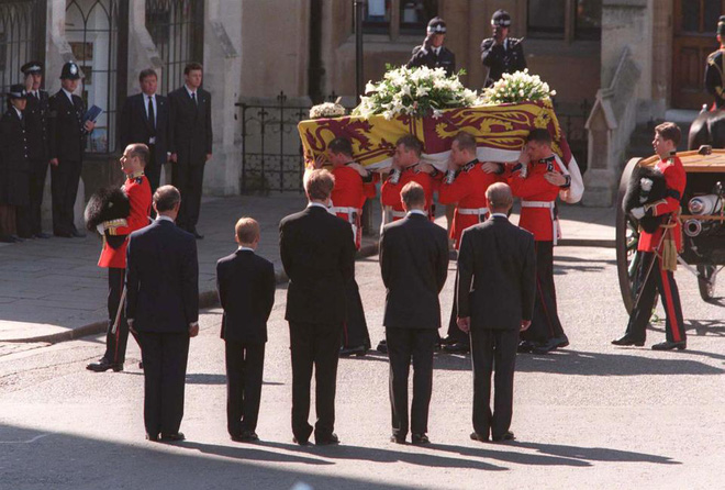 Hé lộ những sự thật động trời về đám tang Công nương Diana mà Hoàng gia Anh giấu kín 20 năm nay - Ảnh 4.