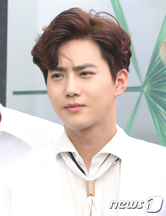 EXO trở lại: Có đẹp tựa hoàng tử giống fan xuýt xoa hay vừa sến vừa xuống sắc? - Ảnh 4. EXO trở lại: Có đẹp tựa hoàng tử giống fan xuýt xoa hay vừa sến vừa xuống sắc? - Ảnh 4.