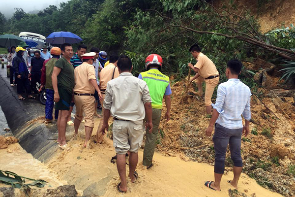 Sạt lở, quốc lộ 279 tê liệt, chia cắt TP Điện Biên Phủ - Ảnh 4. Sạt lở, quốc lộ 279 tê liệt, chia cắt TP Điện Biên Phủ - Ảnh 4.