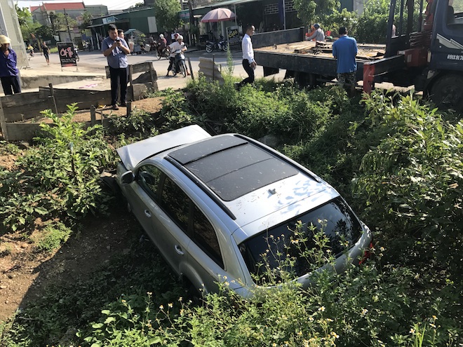 Cẩu xe Audi tiền tỷ từ ruộng rau muống lên sau tai nạn - Ảnh 5. Cẩu xe Audi tiền tỷ từ ruộng rau muống lên sau tai nạn - Ảnh 5.