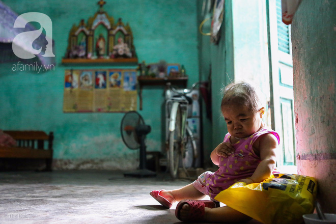 Cô gái gần 30 vẫn mang hình hài của đứa trẻ 2 tuổi: Lủi thủi trong nhà cả đời, không có bạn cùng chơi - Ảnh 4. Cô gái gần 30 vẫn mang hình hài của đứa trẻ 2 tuổi: Lủi thủi trong nhà cả đời, không có bạn cùng chơi - Ảnh 4.