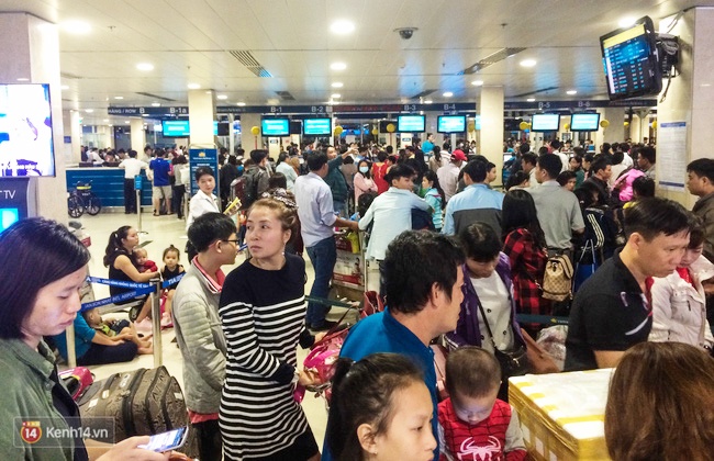 Chùm ảnh: Cận Tết, biển người vật vã hàng tiếng đồng hồ chờ check in ở sân bay Tân Sơn Nhất - Ảnh 5.